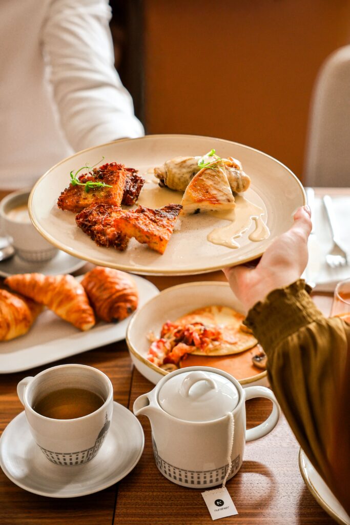 Assiette de spécialités régionales servie lors du brunch voyageur de l'Epona.