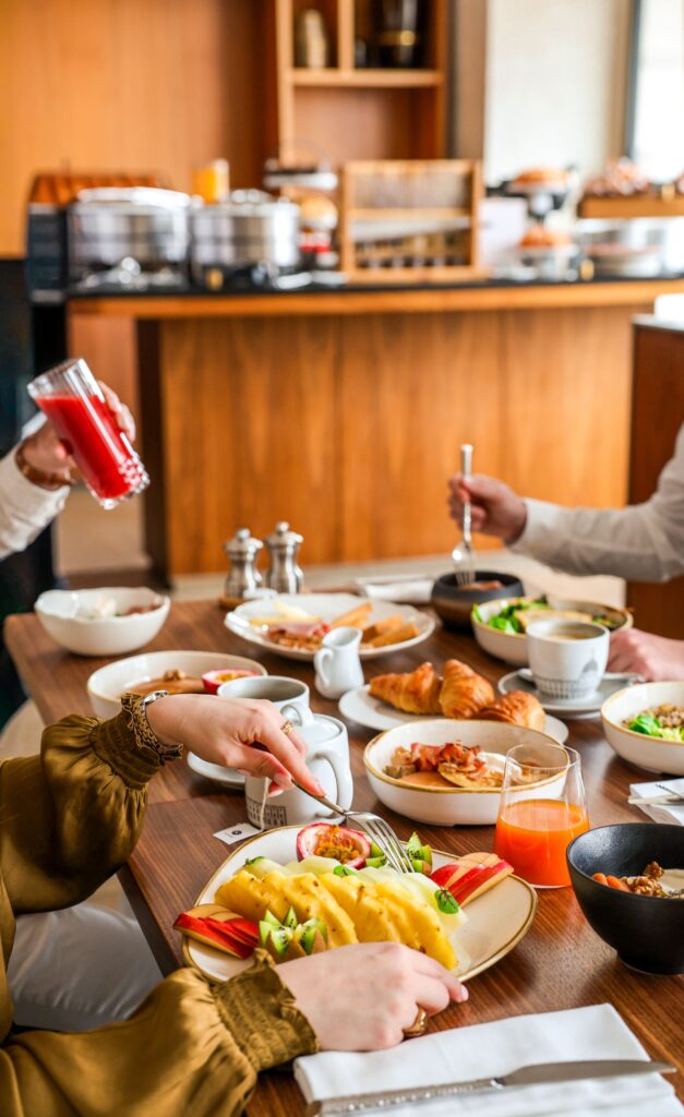 Service du brunch au restaurant Epona, jus de fruits frais et viennoiseries.
