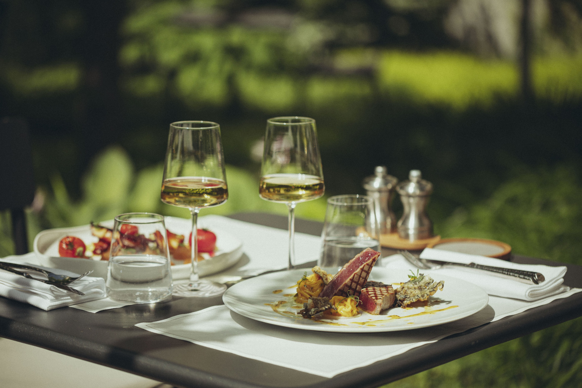 Plat de poisson snacké et légumes croquants servi en terrasse au restaurant Epona Lyon.