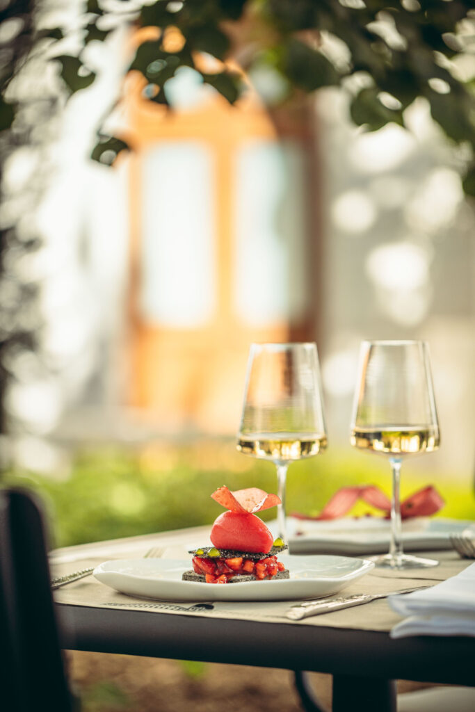 Déjeuner ou dîner sur la terrasse Côté Jardin du restaurant Epona au Grand Hôtel-Dieu