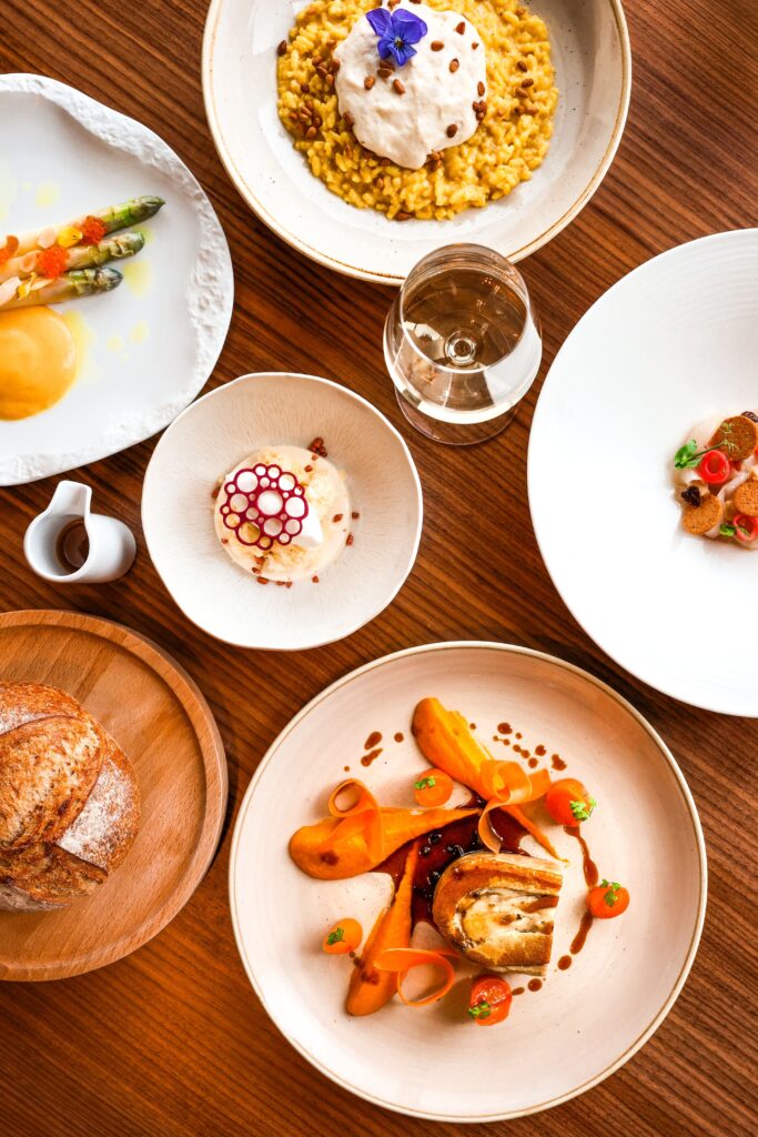 Sélection de plats gastronomiques de saison du restaurant Epona Lyon, incluant asperges, viandes et dressage créatif.
