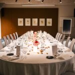 Grande table d'hôte dressée pour un Wine Dinner gastronomique à l'InterContinental Lyon.