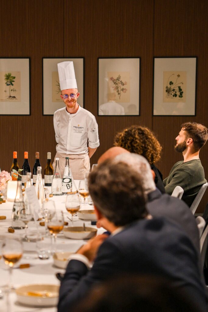 Sommelier présentant une sélection de vins lors d'un Wine Dinner à l'Epona.