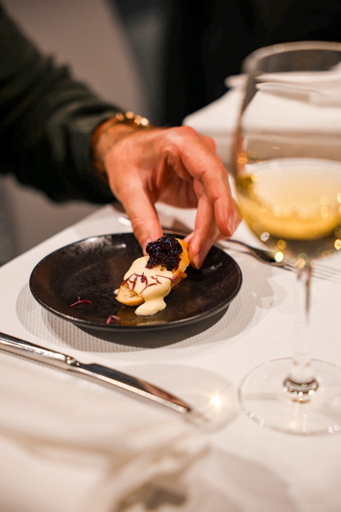 Dressage d’une assiette lors d’un Wine Dinner, accompagné d’un verre de vin