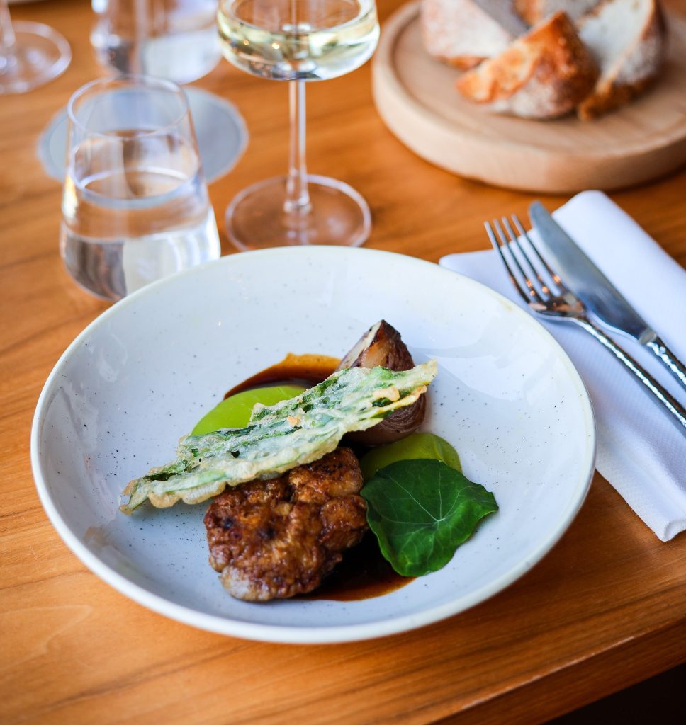 Plat de saison de cuisine française contemporaine servi au restaurant Epona, au Grand Hôtel-Dieu à Lyon