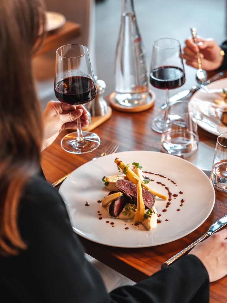 Convives dégustant un repas de cuisine française contemporaine au restaurant Epona, au Grand Hôtel-Dieu à Lyon