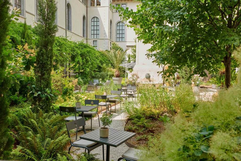 Terrasse Côté Jardin du restaurant Epona dans la cour Saint-Louis du Grand Hôtel-Dieu à Lyon.