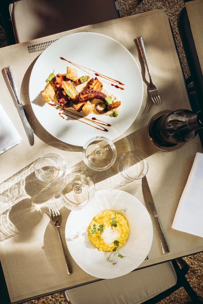 Table dressée avec des plats de cuisine française contemporaine au restaurant Epona