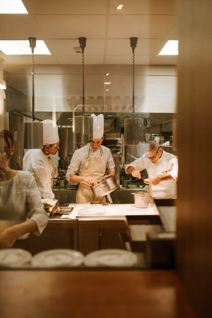 Brigade du restaurant Epona préparant les plats en cuisine