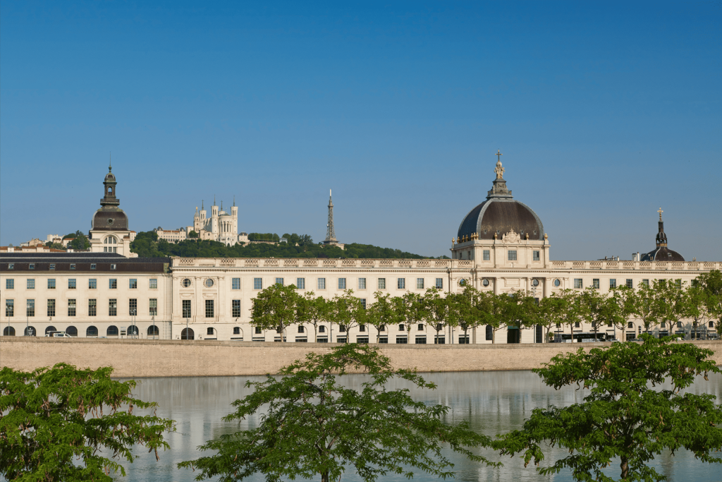Vue du Grand Hôtel-Dieu à Lyon depuis les quais du Rhône