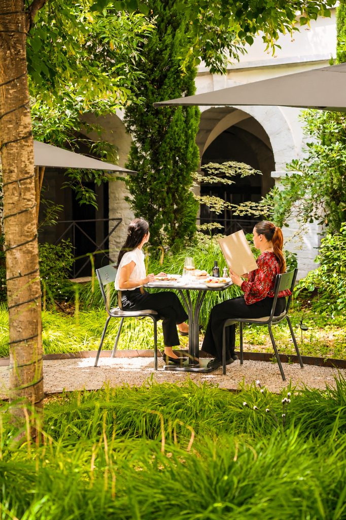 Déjeuner sur la terrasse Côté Jardin du restaurant Epona au Grand Hôtel-Dieu à Lyon