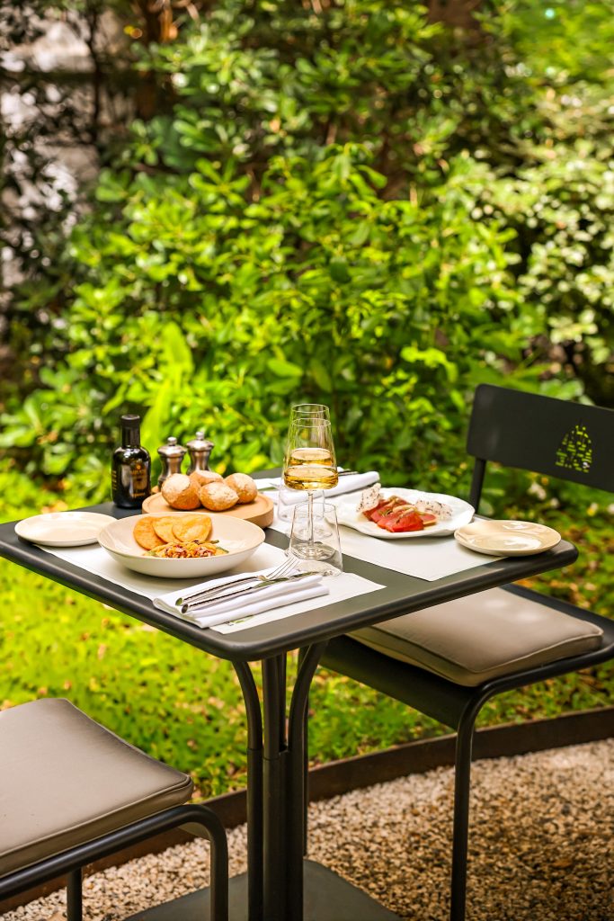 Déjeuner en plein air sur la terrasse Côté Jardin au Grand Hôtel-Dieu à Lyon