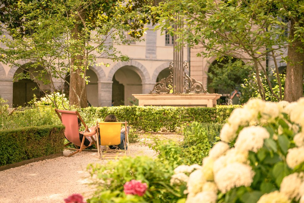Cloître du Grand Hôtel-Dieu de Lyon avec ses jardins et ses arcades