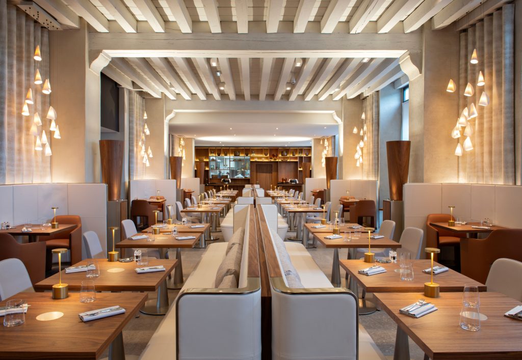Vue intérieure du restaurant Epona avec ses tables dressées