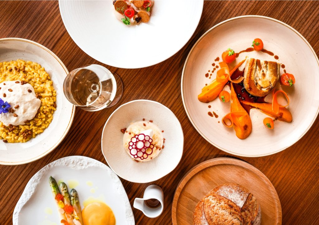 Assortiment de plats de cuisine française contemporaine servis au restaurant Epona à Lyon
