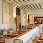 Salle lumineuse du restaurant Epona à Lyon avec tables dressées