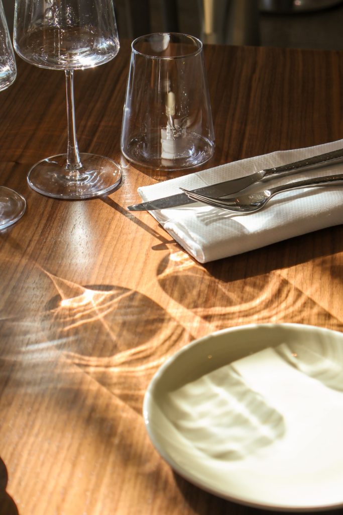 Table dressée avec verre de vin au restaurant Epona à Lyon2